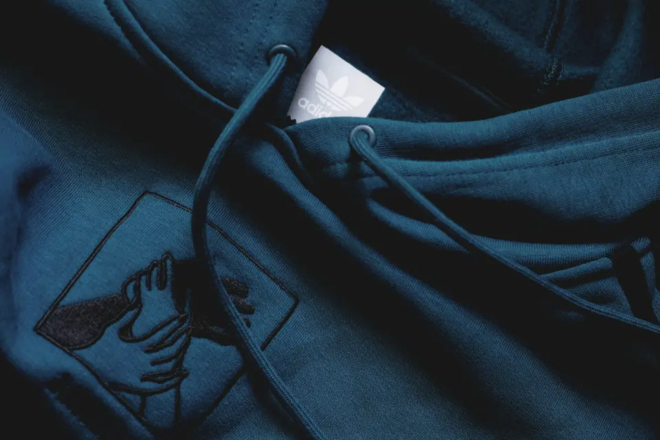 Logotipo bordado en una sudadera azul marino