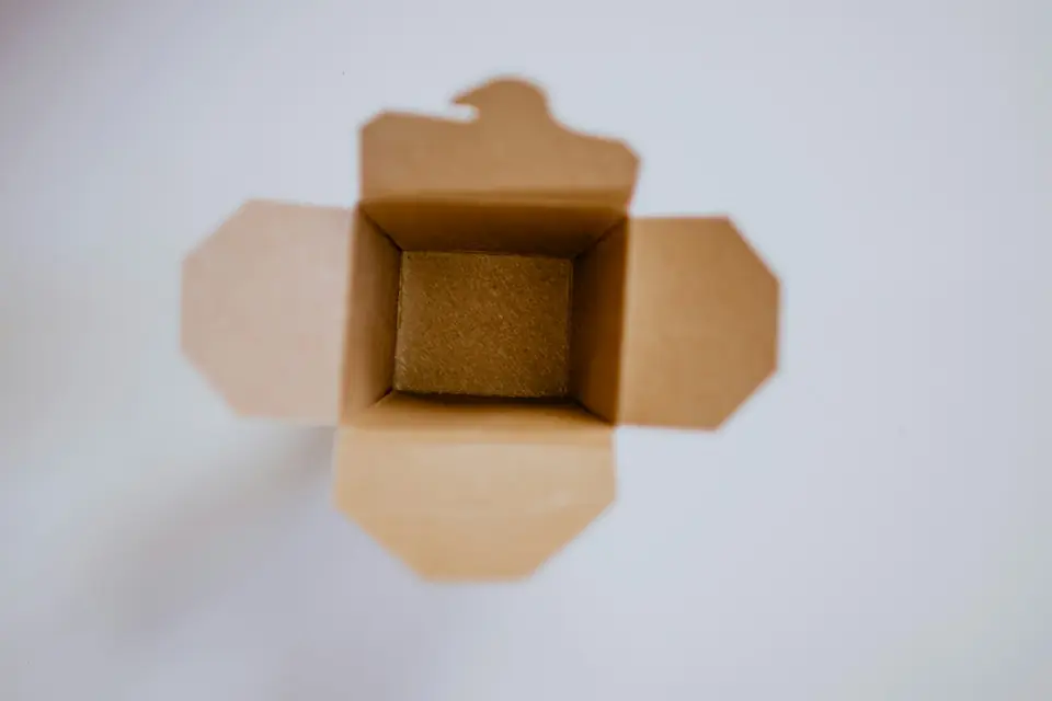 Caja de cartón kraft abierta lista para preparar un pack