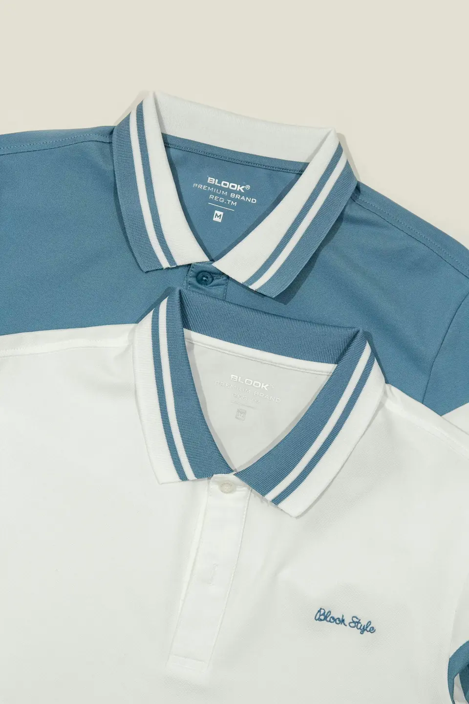 Polos de piqué en azul y blanco doblados